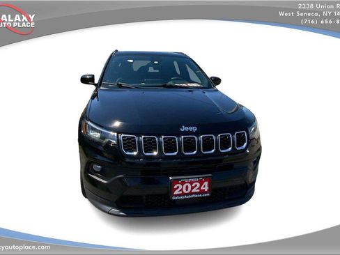 Used 2024 Jeep Compass Latitude AWD/4WD image 3