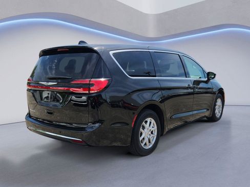 Used 2025 Chrysler Pacifica Select FWD image 3