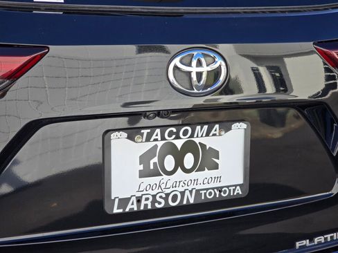 Used 2024 Toyota Highlander Platinum image 15