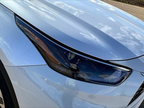 Used 2023 Toyota Highlander XLE image 30