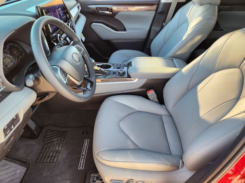 New 2026 Toyota Highlander Limited image 14