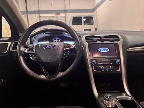 Used 2019 Ford Fusion SE FWD image 11