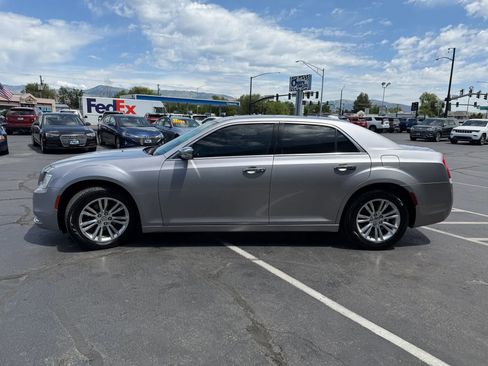 Used 2016 Chrysler 300 C RWD image 4