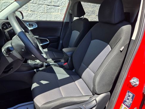 Used 2025 Kia Soul LX w/ LX Technology Package FWD image 14