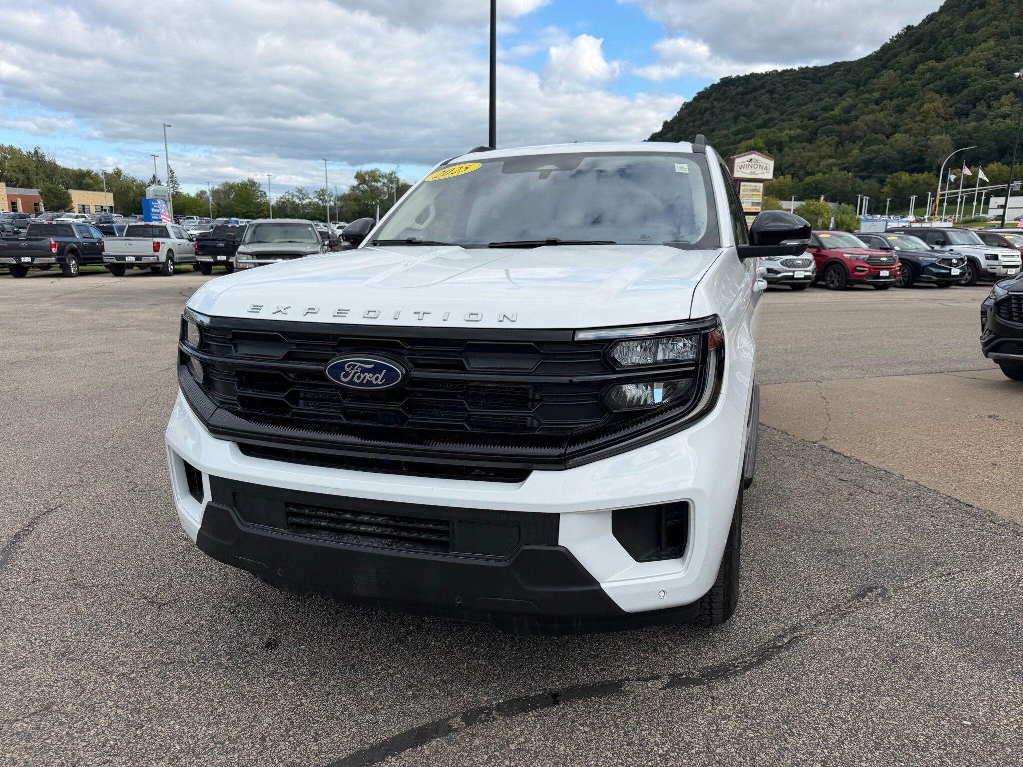 Used 2025 Ford Expedition Active AWD/4WD image 2