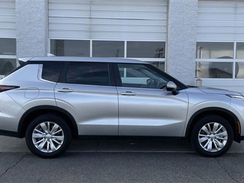 Used 2025 Mitsubishi Outlander ES image 1