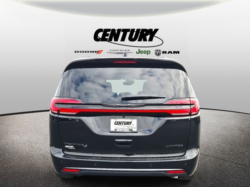 New 2026 Chrysler Pacifica Limited image 4