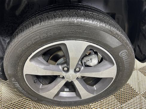 Used 2019 Jeep Cherokee Limited w/ Luxury Group image 21