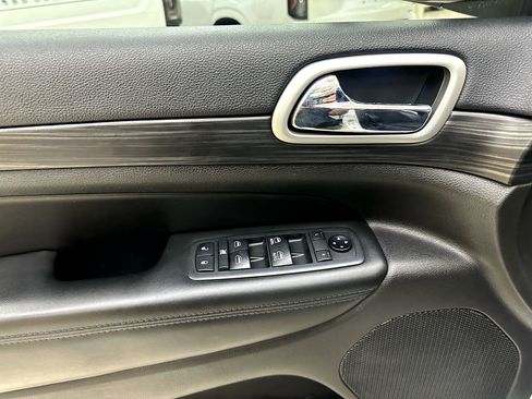 Used 2019 Jeep Grand Cherokee Altitude image 17