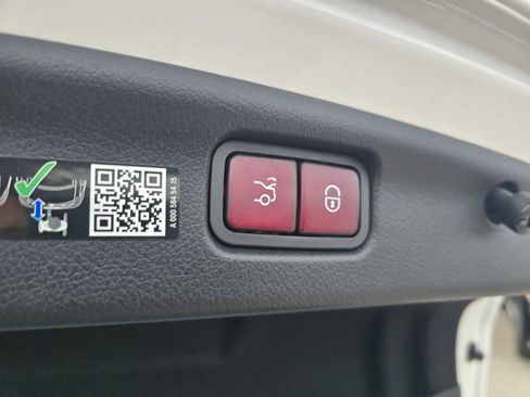 Used 2025 Mercedes-Benz C 300 Sedan image 18