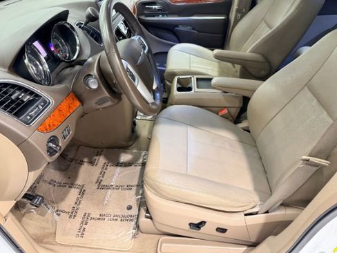 Used 2016 Chrysler Town & Country Touring FWD image 27