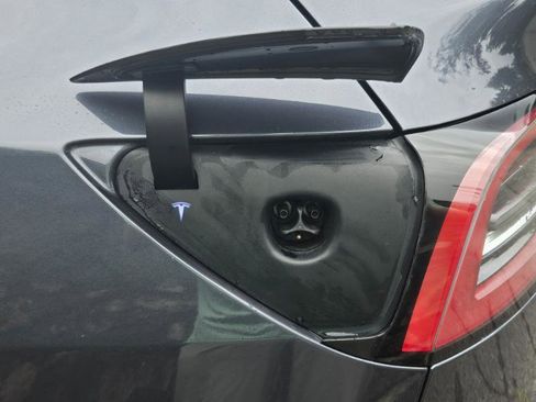 Used 2022 Tesla Model Y Long Range AWD/4WD image 30