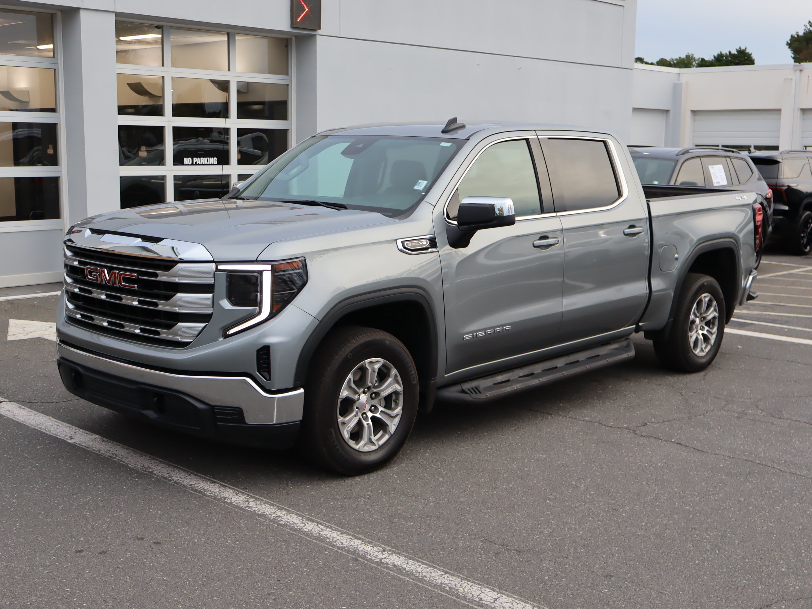 Used 2025 GMC Sierra 1500 SLE w/ Preferred Package AWD/4WD image 16
