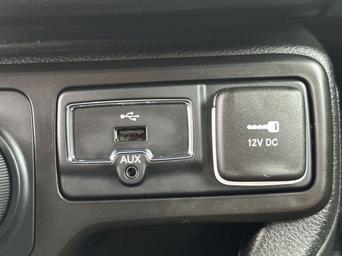 Used 2023 Jeep Renegade Latitude AWD/4WD image 42