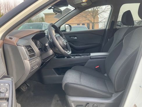 Used 2023 Nissan Rogue SV image 10