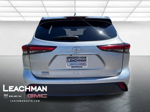 Used 2020 Toyota Highlander XLE AWD/4WD image 5