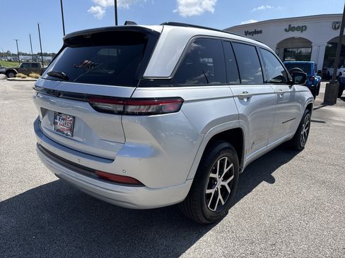 Used 2026 Jeep Grand Cherokee Limited AWD/4WD image 7