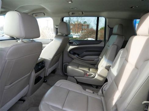 Used 2020 Chevrolet Suburban LT w/ Luxury Package image 9