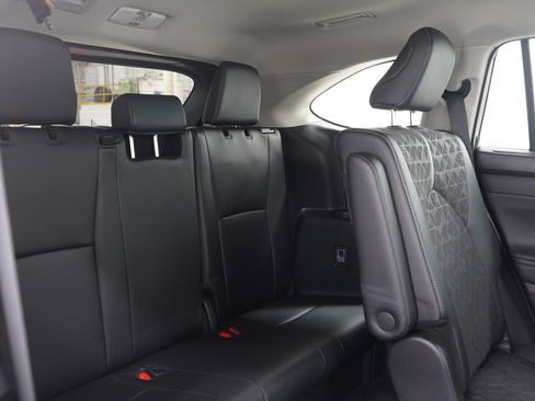 Used 2024 Toyota Highlander XLE image 12