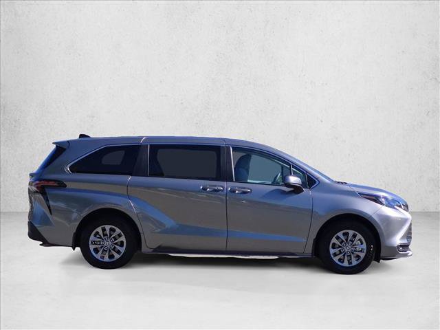 Used 2026 Toyota Sienna LE AWD/4WD image 4
