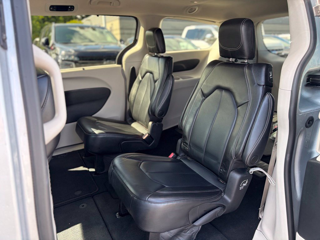 Certified 2023 Chrysler Pacifica Touring-L FWD image 12