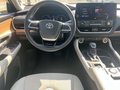 Used 2025 Toyota Grand Highlander AWD Hybrid image 13