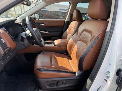 Used 2022 Nissan Pathfinder Platinum w/ Cargo Package FWD image 11