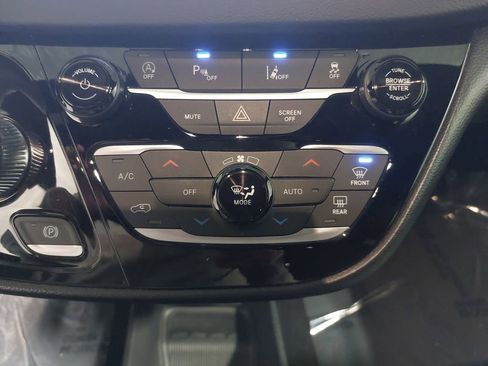 Used 2025 Chrysler Pacifica Select image 23