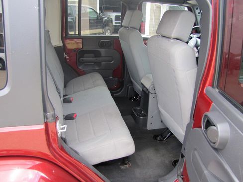 Used 2007 Jeep Wrangler Unlimited Sahara w/ Dual Top Group image 8