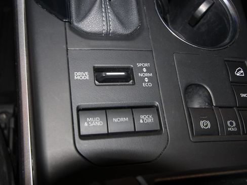 Used 2025 Toyota Highlander XLE AWD/4WD image 17
