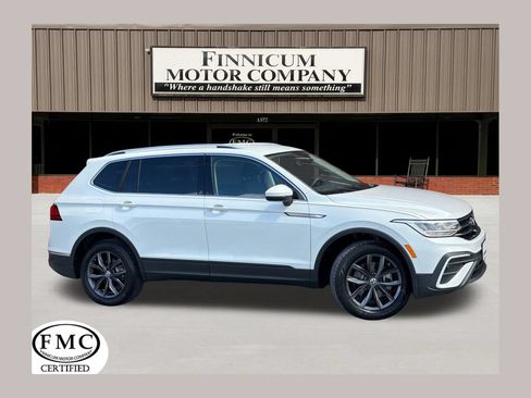 Used 2023 Volkswagen Tiguan SE FWD image 1