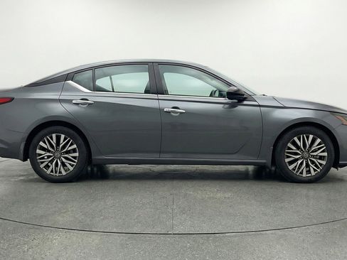 Used 2025 Nissan Altima 2.5 SV FWD image 11