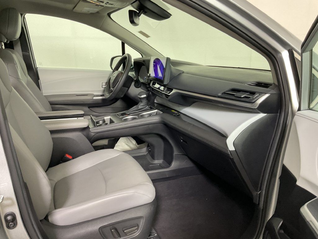 Used 2025 Toyota Sienna XLE FWD image 25