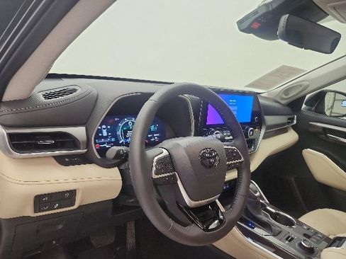 Used 2025 Toyota Highlander Limited AWD/4WD image 52