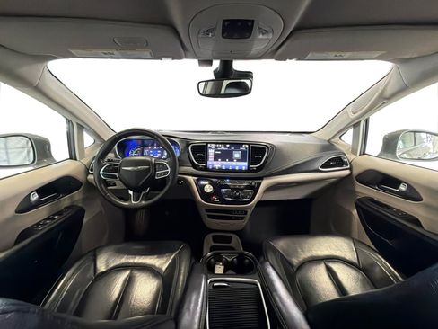 Used 2022 Chrysler Pacifica Touring-L FWD image 17