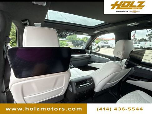 Used 2025 Cadillac Escalade ESV V image 20