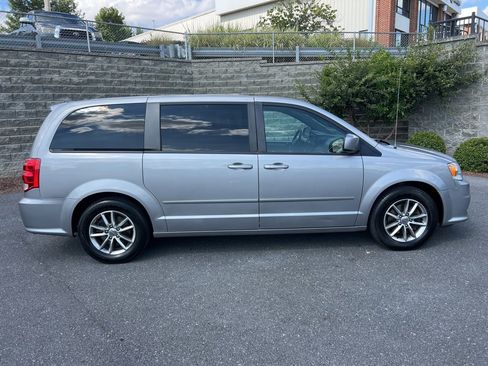 Used 2017 Dodge Grand Caravan SE image 11