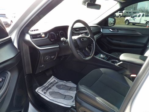 Used 2025 Jeep Grand Cherokee L Laredo image 20