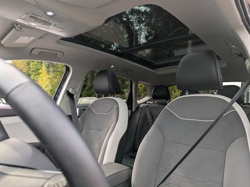 Used 2025 Volkswagen Taos SE w/ Panoramic Sunroof Package image 23