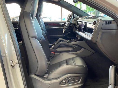 Used 2024 Porsche Cayenne Turbo AWD/4WD image 28