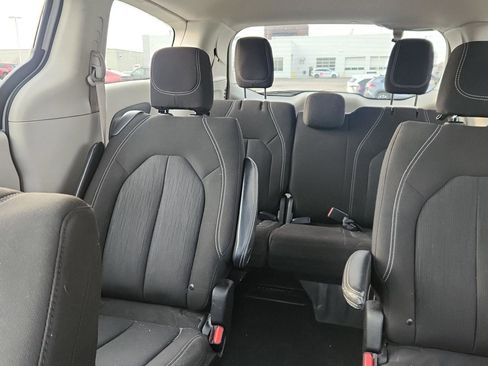 Used 2022 Chrysler Voyager LX image 15
