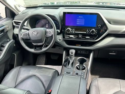 Certified 2025 Toyota Highlander Platinum AWD/4WD image 60