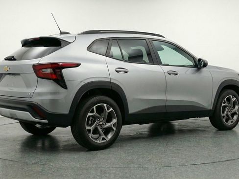 Used 2025 Chevrolet Trax LT w/ LT Convenience Package FWD image 9