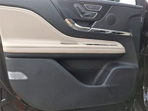 Certified 2025 Lincoln Corsair Reserve image 12