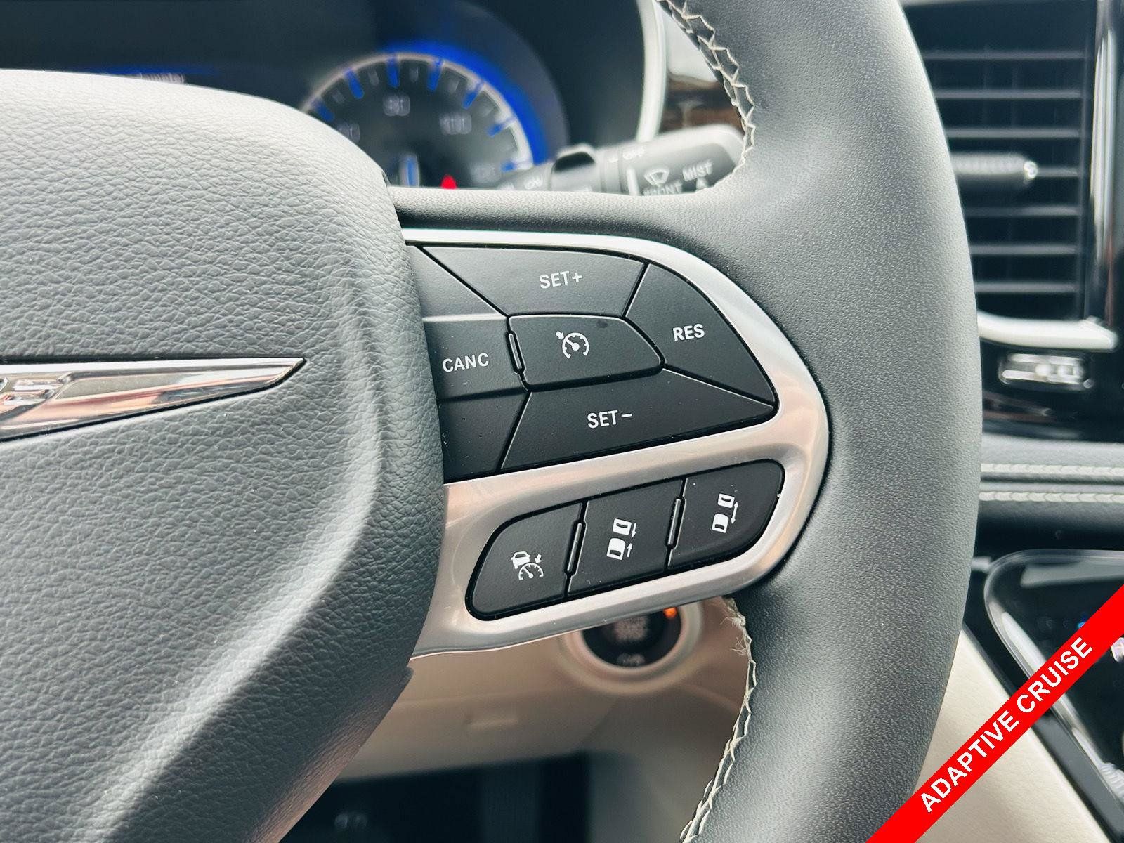 Used 2023 Chrysler Pacifica Limited FWD image 9