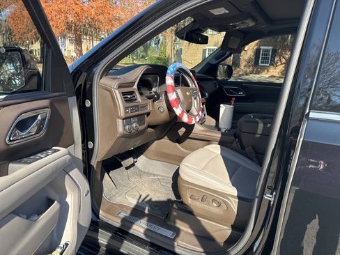 Used 2024 Chevrolet Tahoe LT w/ Luxury Package image 4