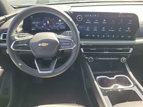 Used 2026 Chevrolet Traverse LT FWD image 4
