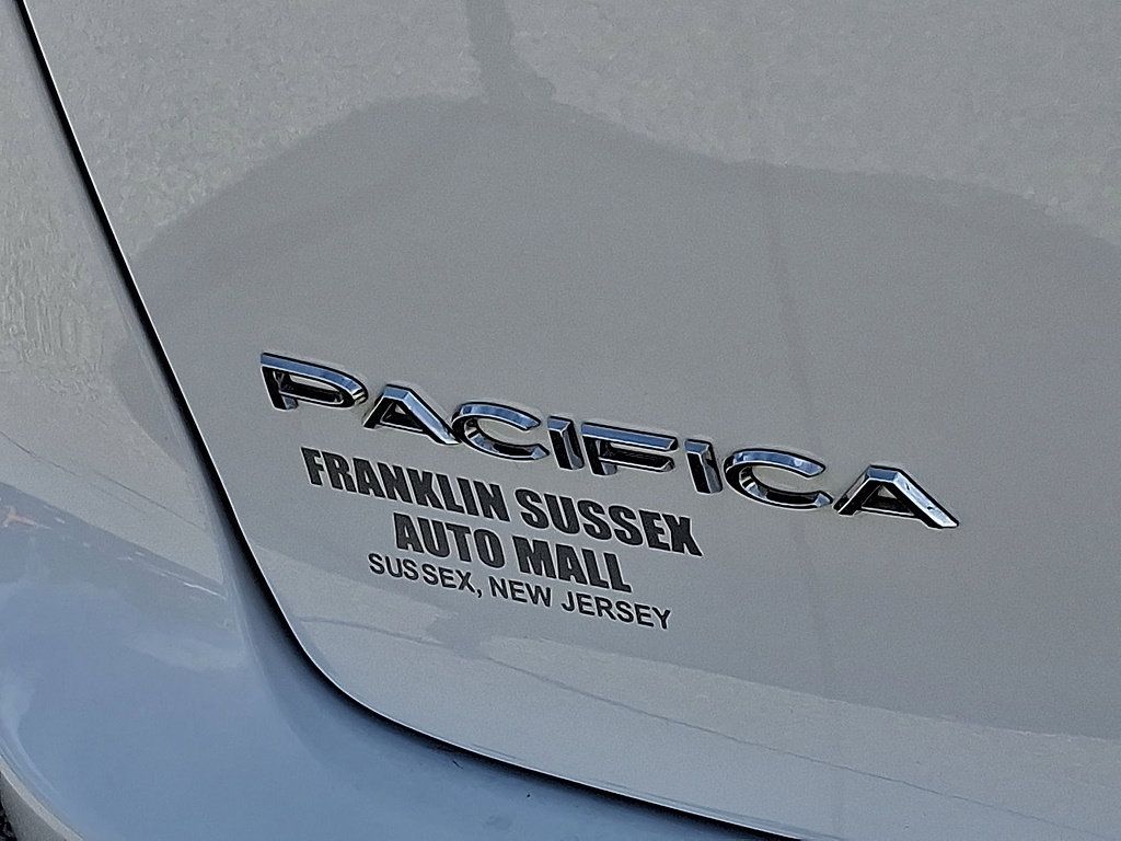 Used 2024 Chrysler Pacifica Touring-L FWD image 24