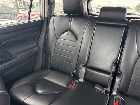 Used 2022 Toyota Highlander XLE image 13