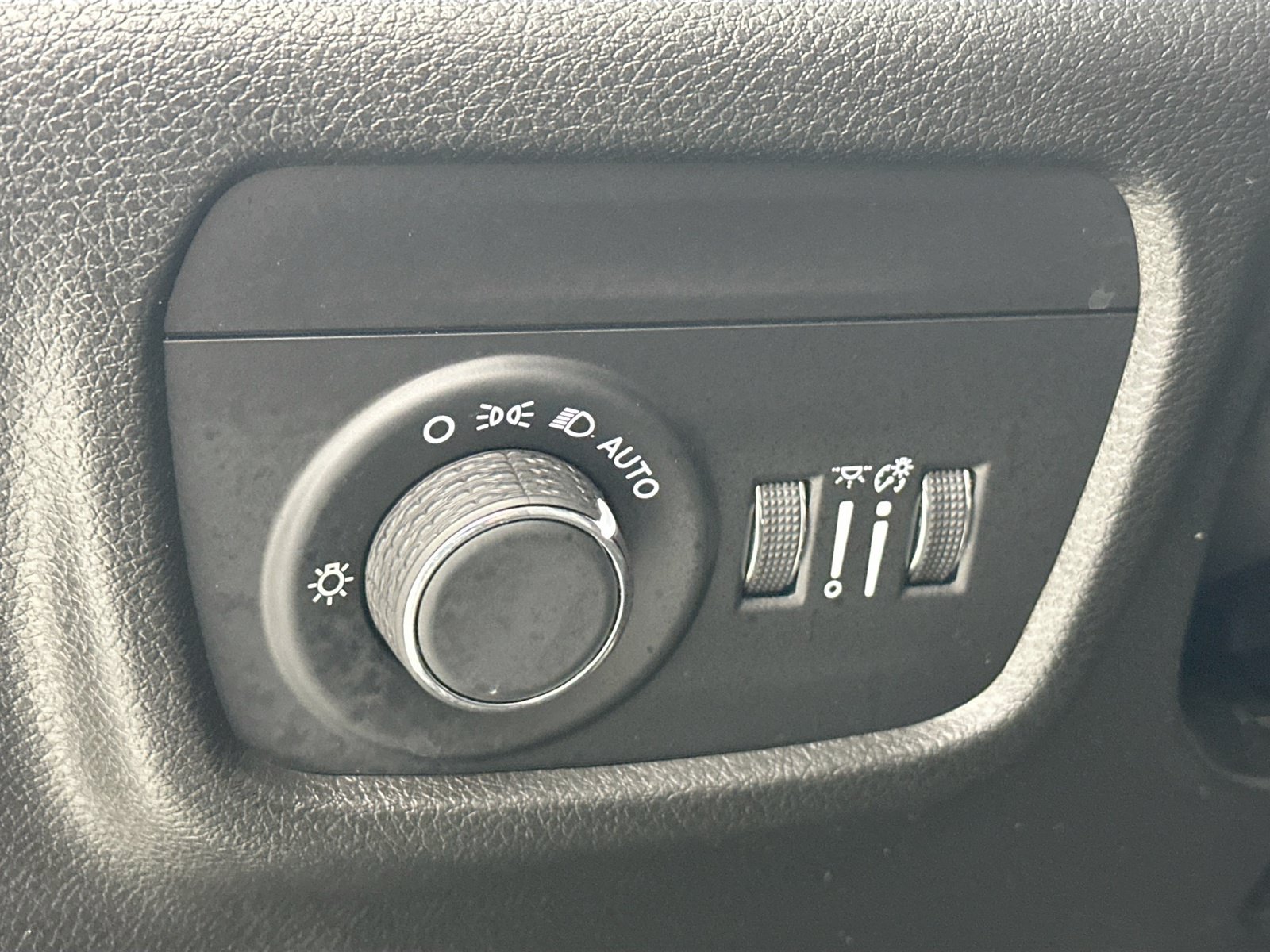 Used 2023 Jeep Grand Cherokee Laredo AWD/4WD image 10